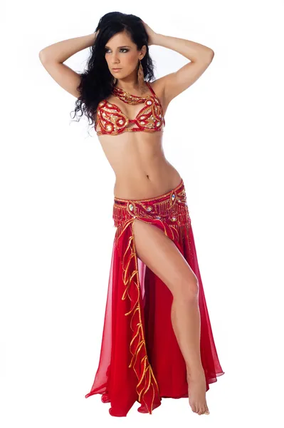 Bela dançarina do ventre vestindo um traje de dança do ventre vermelho . — Fotografia de Stock