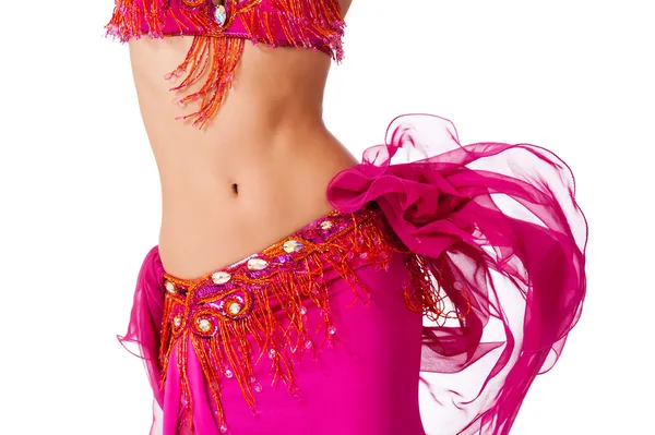 Torso de una bailarina del vientre usando un traje rosa caliente agitando sus caderas . — Foto de Stock