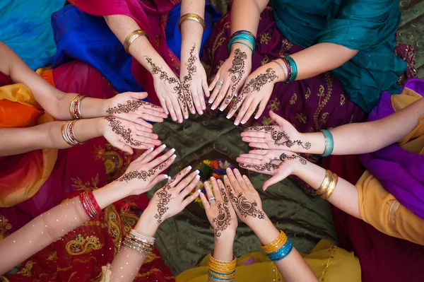 Seis pares de manos femeninas decoradas con henna dispuestas en círculo — Foto de Stock
