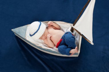 bir hafta önce yeni doğan bebek çocuk mavi ve beyaz denizci şapkası.