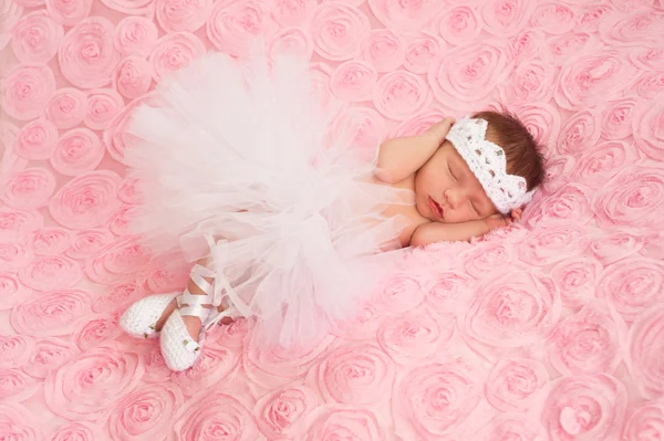 Bebé recién nacido con una corona de ganchillo blanco, tutú bailarina, y zapatillas de ballet . — Foto de Stock