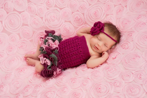 Dormir niña recién nacida con una diadema de ganchillo marrón y mameluco —  Fotos de Stock