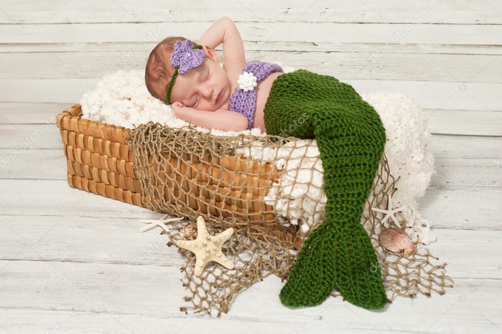 Bebé recién nacido vestido con un traje de sirena durmiendo en la cesta:  fotografía de stock © katrinaelena #25592065