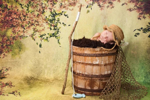 7 dia de idade bebê recém-nascido menino dormindo em um velho, balde de madeira resistido . — Fotografia de Stock