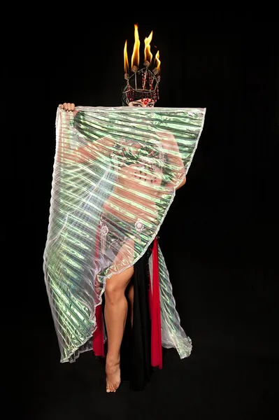 エキゾチックなベリー ダンサー ヒジャーブ、火災ヘッドドレスとイシスと赤と黒の衣装を着ての翼します。. — ストック写真
