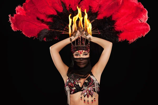 Danseuse exotique du ventre portant un costume rouge et noir avec hijab et coiffure de feu . — Photo