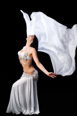 Gümüş ipek örtü ile Bellydancer dansları