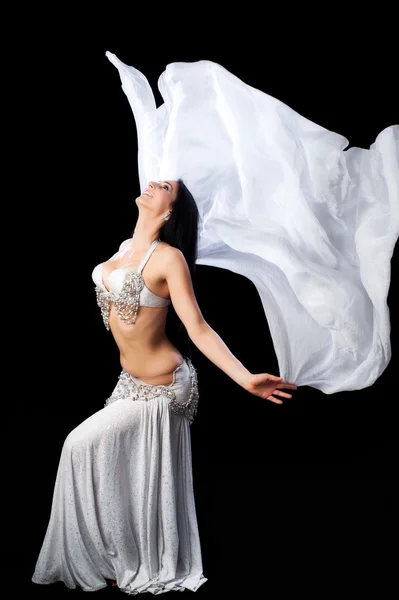 Gümüş ipek örtü ile Bellydancer dansları — Stok fotoğraf