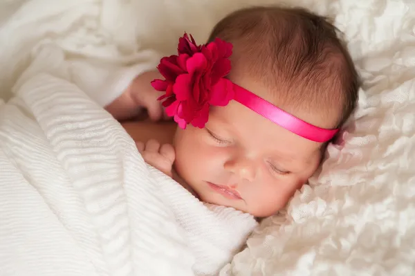 Retrato de una hermosa niña recién nacida — Foto de Stock