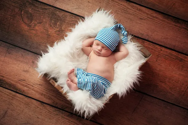 Pasgeboren baby dragen van pyjama's slapen — Stockfoto