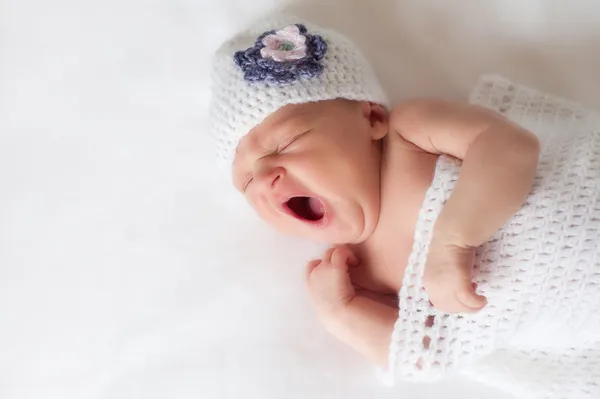 Bebê recém-nascido menina bocejando — Fotografia de Stock