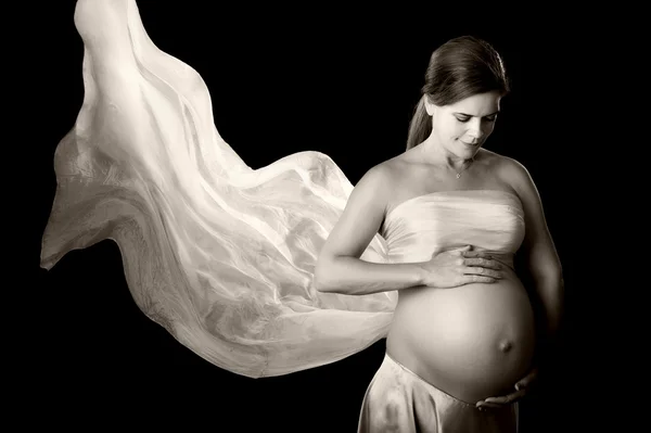 Mulher Grávida com Véu de Seda Fluente — Fotografia de Stock