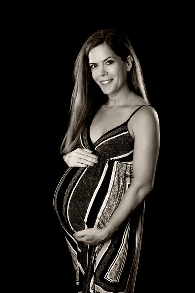 Preto e branco retrato de uma bela mulher grávida — Fotografia de Stock