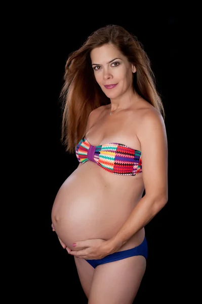 Vältränad gravid kvinna som bär en bikini — Stockfoto