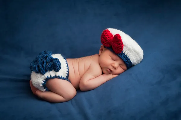 Pasgeboren baby in sailor meisje kostuum — Stockfoto