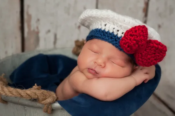 セーラー少女帽子で生まれたばかりの赤ちゃん — ストック写真
