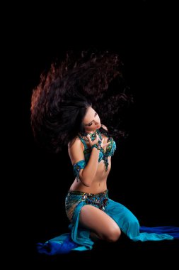 bir saç yapıyor bellydancer atmak