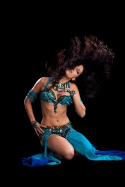 bir saç yapıyor bellydancer atmak