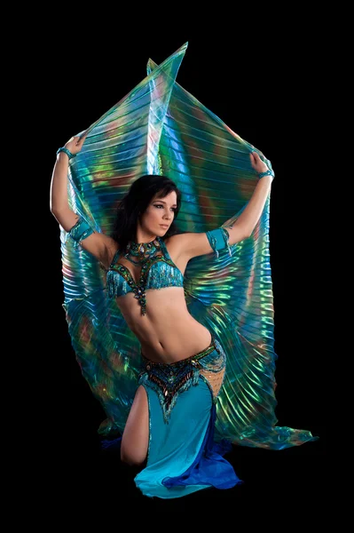 Bellydancer in costume blu con le ali — Foto Stock