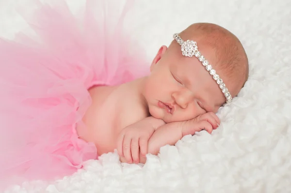 Nyfödd baby flicka i rosa tutu — Stockfoto