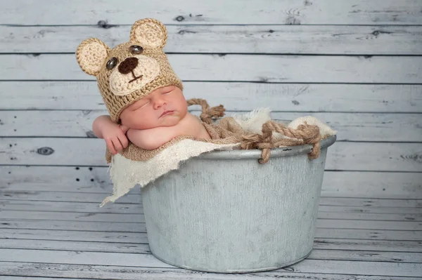 Menino recém-nascido em um traje de urso de pelúcia — Fotografia de Stock