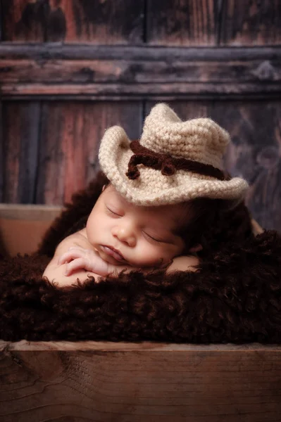 生まれたばかりの赤ちゃん男の子カウボーイの帽子をかぶっています。 — ストック写真