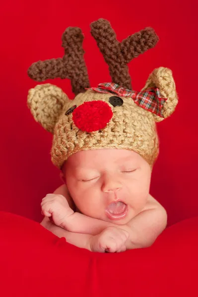 Pasgeboren baby het dragen van een hoed Rode Besnuffelde Rendier — Stockfoto