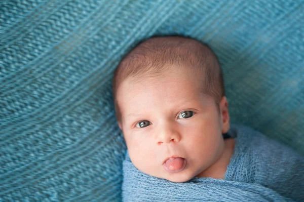 Pasgeboren babyjongen zijn tong uitsteekt — Stockfoto