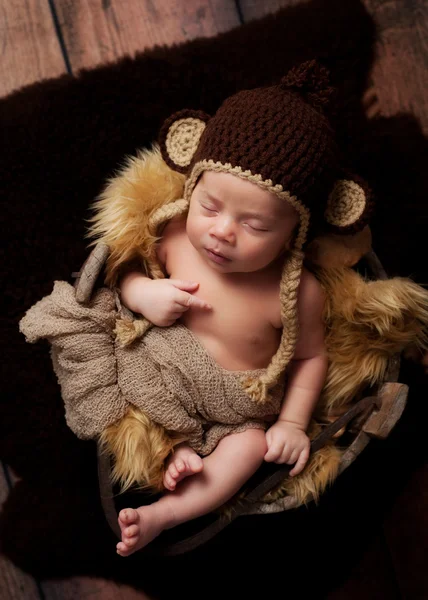 Новорожденный мальчик в обезьяньей шляпе — стоковое фото