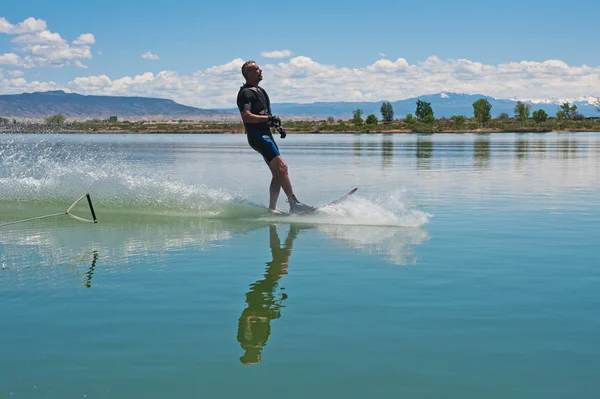 Uomo maturo Slalom Sci nautico — Foto Stock