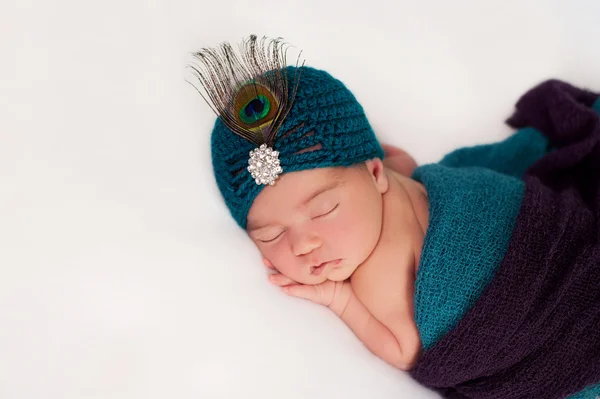 Nowo narodzonego dziecka dziewczyna nosi strój Paw — Zdjęcie stockowe