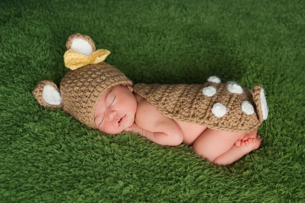 Nyfödd baby flicka i fawn i rådjur kostym — Stockfoto