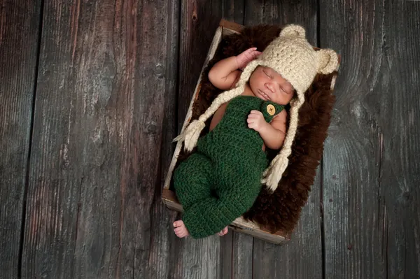 Menino recém-nascido vestindo um chapéu de urso — Fotografia de Stock