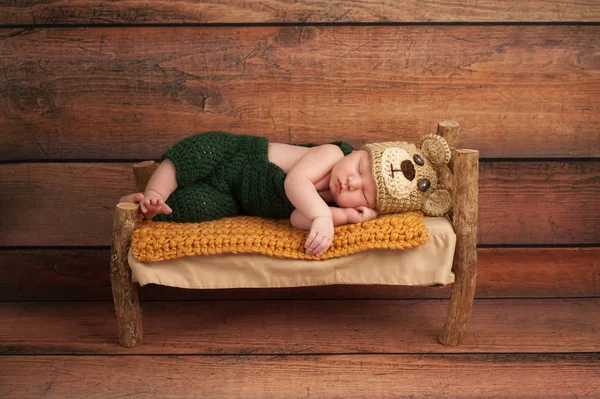 Neugeborener Junge im Teddybär-Kostüm — Stockfoto