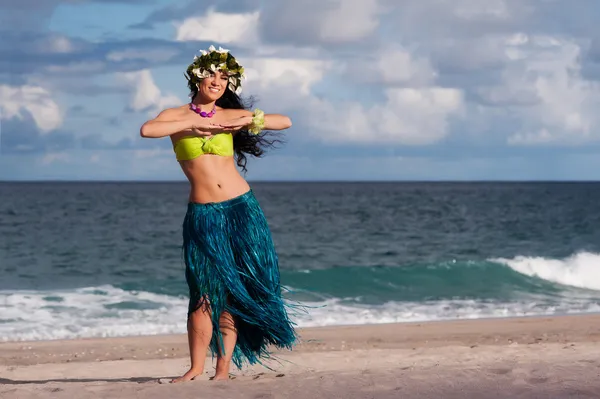 Όμορφη, χαμογελώντας χούλα χορευτής στην παραλία — Φωτογραφία Αρχείου