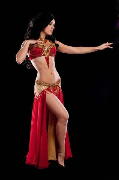 Dançarina do ventre em traje vermelho — Fotografia de Stock