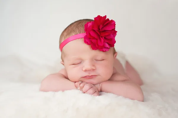 Bébé fille nouveau-né avec bandeau à fleurs rose chaud — Photo