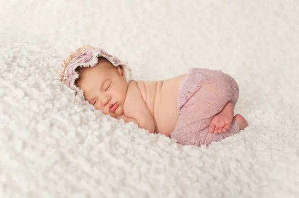 Portrait d'une fille nouveau-née avec pantalons en dentelle et bonnet — Photo