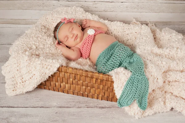 Sonriente bebé recién nacido niña en un traje de sirena —  Fotos de Stock