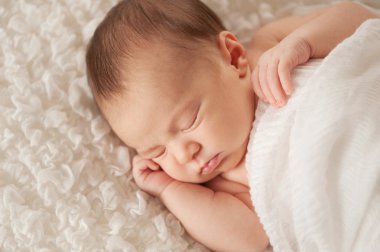 Uyuyan bir yeni doğmuş bebek portresi
