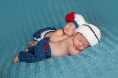 Yeni doğan ikiz bebekler denizci kostümleri