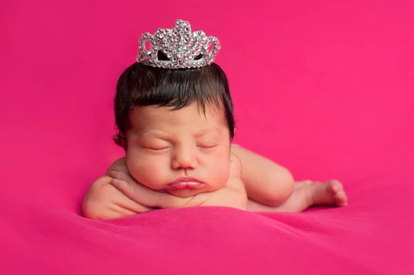 Dziewczyna noworodek z rhinestone tiara — Zdjęcie stockowe