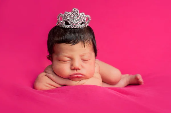 Bebê recém-nascido com strass Tiara — Fotografia de Stock