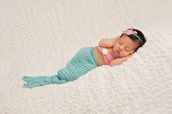 Dormir bebé recién nacido niña en un traje de sirena — Foto de Stock