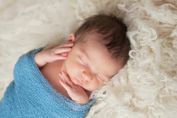 Portret van een slapende pasgeboren babyjongen — Stockfoto