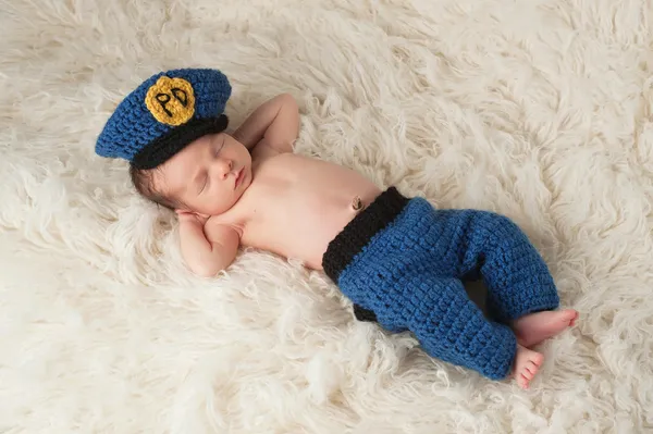 Pasgeboren babyjongen in politieagent is uniforme — Stockfoto