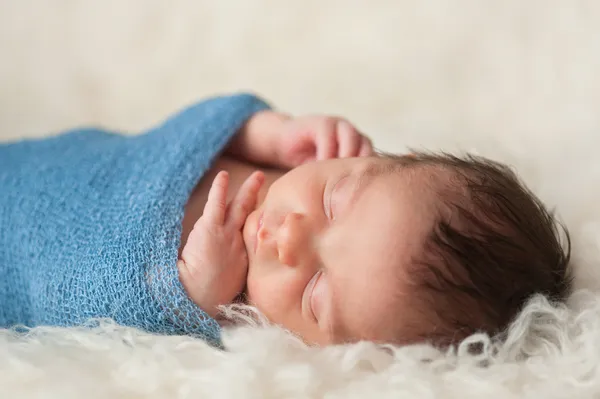 Portret van een slapende pasgeboren babyjongen — Stockfoto