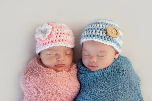 二卵性双生児の赤ん坊の弟と妹 — ストック写真