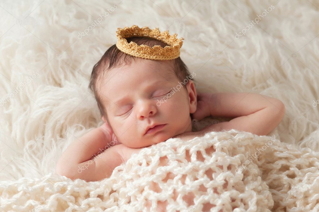 Newborn Baby with Prince 's Crown стоковая фотография © katrinaelena Cкачать картинку 40422705