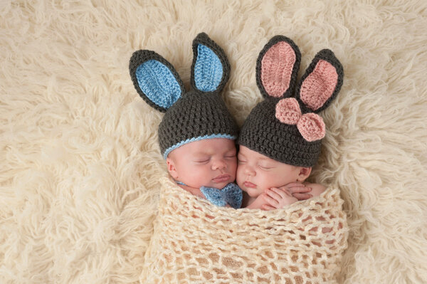 Дети-близнецы в костюмах кролика-кролика
